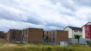 Blick von der Kirchheimer Straße auf die neuen Modulbauten im Asyldorf Heumaden