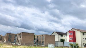 Blick von der Stadtbahnhaltestelle Bockelstraße auf das Asyldorf Heumaden im Juli 2025