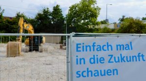 Bagger hinter Bauzaun am Mittelkai 25