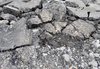 Aufgebrochener Asphalt auf einer Straßenbaustelle