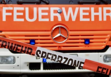 Front eines Feuerwehrfahrzeugs hinter Flatterband