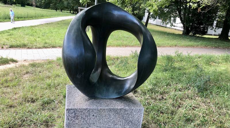 Gebauer-Skulptur KonvexKonkav beim Ilse-Beate-Jäkel-Weg in Sillenbuch