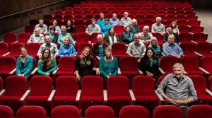 Mitglieder des OnnenChors im Auditorium des Augustinum-Theatersaals
