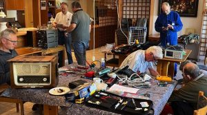 Ehrenamtliche reparieren Geräte im Waldheim Hedelfingen