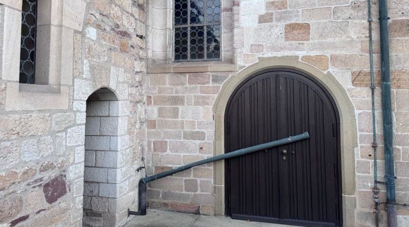 Alte Kirche Hedelfingen beschädigtes Fallrohr Oktober 2025