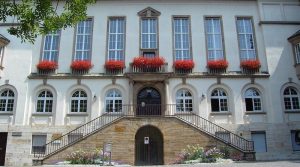 Blick auf die Eingangsseite des Bezirksrrathauses Obertürkheim