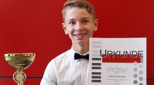 David Ferencz-Kis mit Pokal und Urkunde