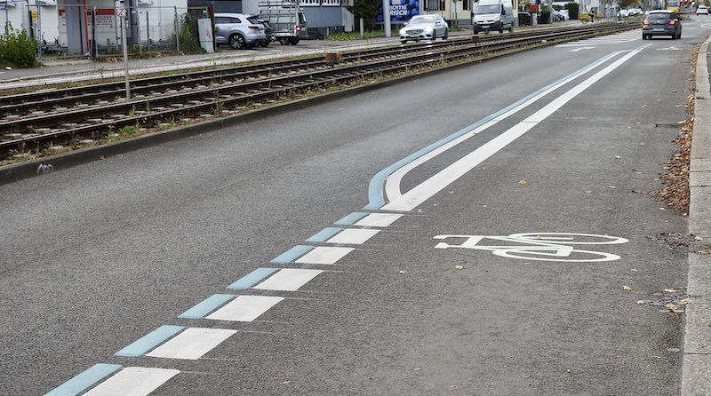 Blick über die neue Hauptradroute entlang der Hedelfinger Straße in Fahrtrichtung Wangen