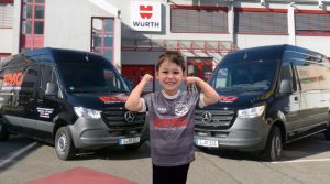 Kind und Autos vor Fahrzeugen der Firma EMO Türen und Fenster in Stuttgart-Wangen