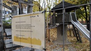 Infotafel am Zaun vor dem Kletterturm auf dem Spielplatz Nähterstraße in Wangen