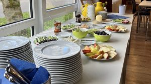 Frühstücksbüffet aufgebaut