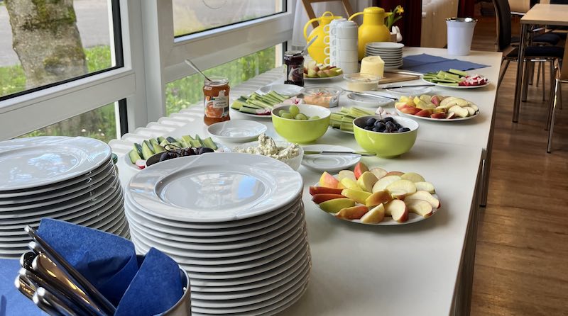 Frühstücksbüffet aufgebaut