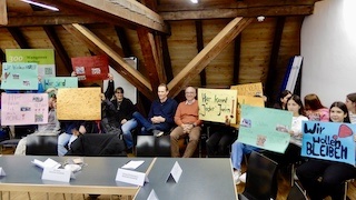 Wilhelmsschüler protestieren im Eberhard-Ludwig-Saal gegen die drohende Abwicklung ihrer Werkrealschule