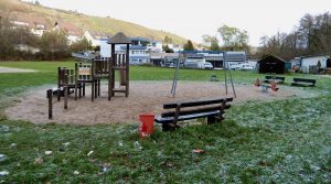 Blick über den Spielplatz an der Dürrbachwiese in Hedelfingen