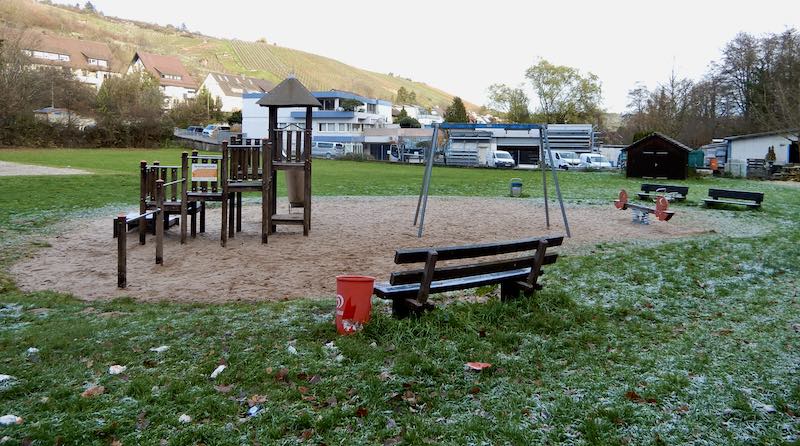 Blick über den Spielplatz an der Dürrbachwiese in Hedelfingen