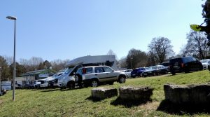 Blick vom Höhenringweg auf den Parkplatz am Ostfilderfriedhof