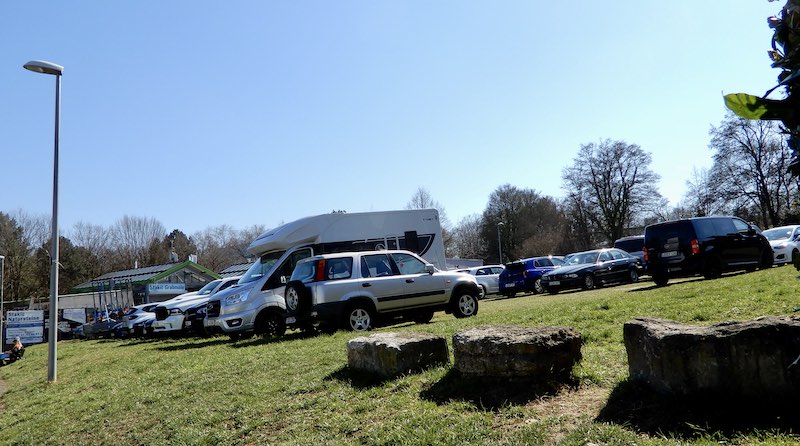 Blick vom Höhenringweg auf den Parkplatz am Ostfilderfriedhof