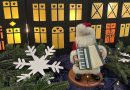 Nikolausfigur mit Handharmonika vor weihnachtlicher Häuserkulisse
