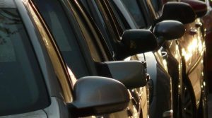 Parkende Autos am Straßenrand in der Dämmerung