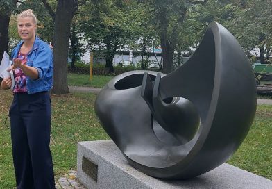 Sara Dahme neben Kunstwerk Durchbruch in Sillenbuch