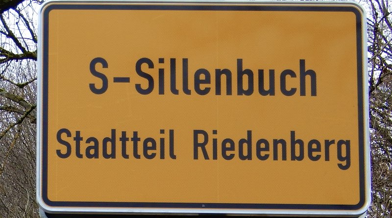Stuttgarter Ortsschild für deStadtteil Riedenberg im Stadtbezirk Sillenbuch