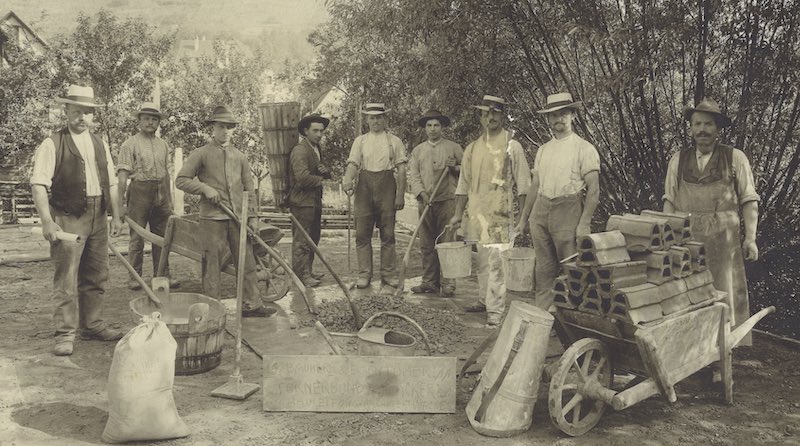 Rohracker Bürger und Mitglieder des SKV Ruhracker beim Turnhallenbau 1911