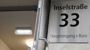 Hausnummer neben dem Haupteingang Inselstraße 33