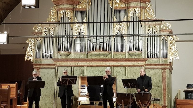 Vier Trompeter vor Kirchenorgel