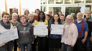 Gruppenbild mit Spendern und Spendenempfängern im Treff 347 in Wangen