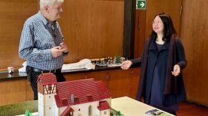 Michael Wießmeyer mit Pfarrerin Vinh An Vu bei der Enthüllung des „LEGO®-Modells der Rohracker Bernhardskirche am 17.1.2026