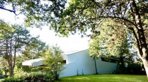 Blick auf die Ostseite der Feierhalle auf dem Ostfilderfriedhof in Sillenbuch