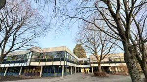 Eingangsseite des Geschwister-Scholl-Gymnasiums in Heumaden