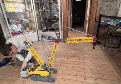 Nils Bohnacker mit seinem LEGO@ Kran im Alten Haus Hedelfingen