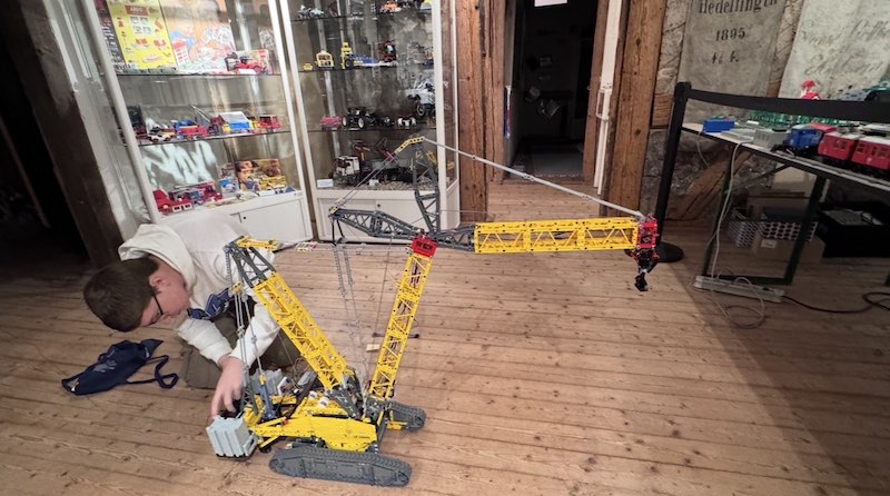 Nils Bohnacker mit seinem LEGO@ Kran im Alten Haus Hedelfingen