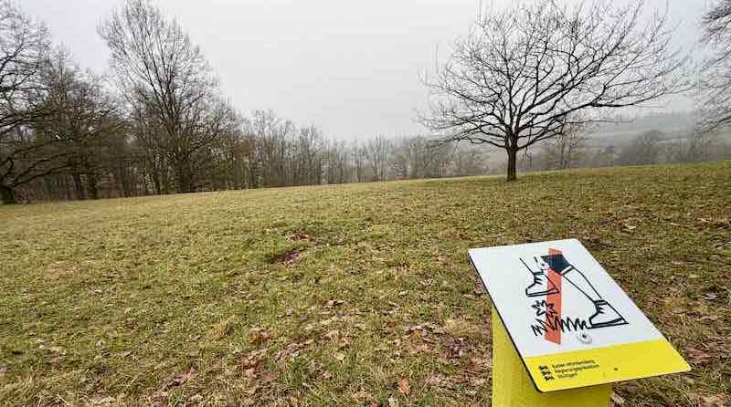 Hinweis auf das Betretungsverbot für schützendwerten Magerrasen im Naturschutzgebiet Eichenhain