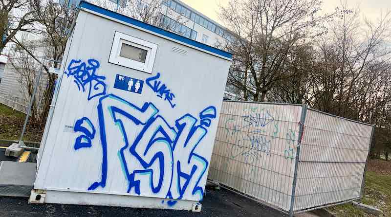 Provisorischer Toliettencontainer am Sillenbucher Markt