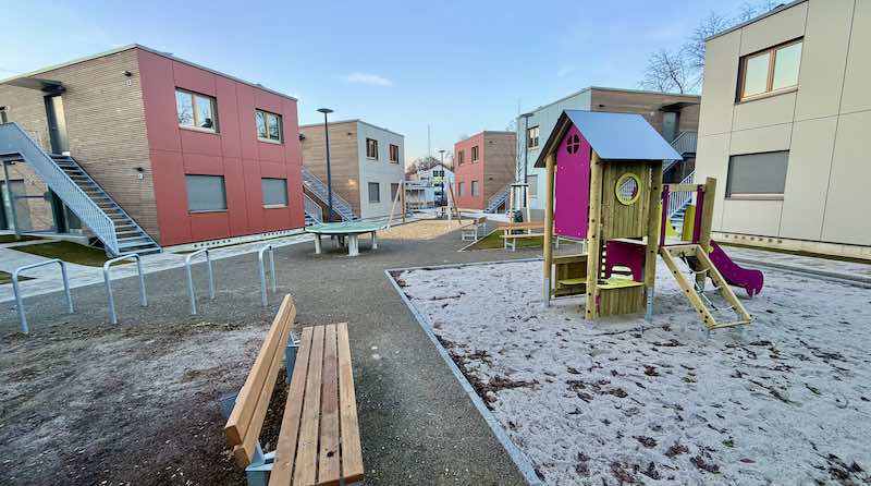 Blick über den Spielplatz auf die Wohnmodule an der Wasenstraße 34 A-F in Wangen