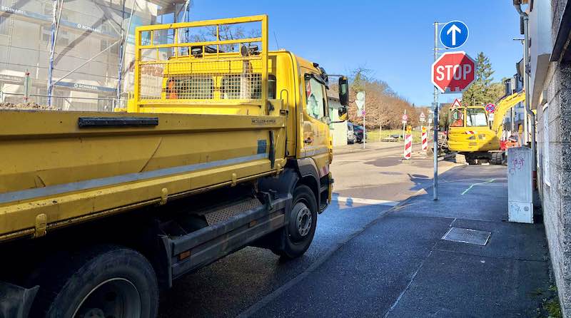 Blick von der Eichenparkstraße auf Baufahrzeuge und Baustelle an der Einmündung Feigenweg