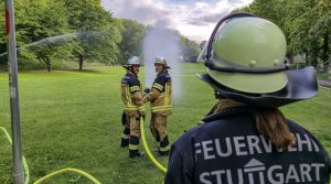 Löschübung der Feuerwehr Wangen auf einer Wiese im Park
