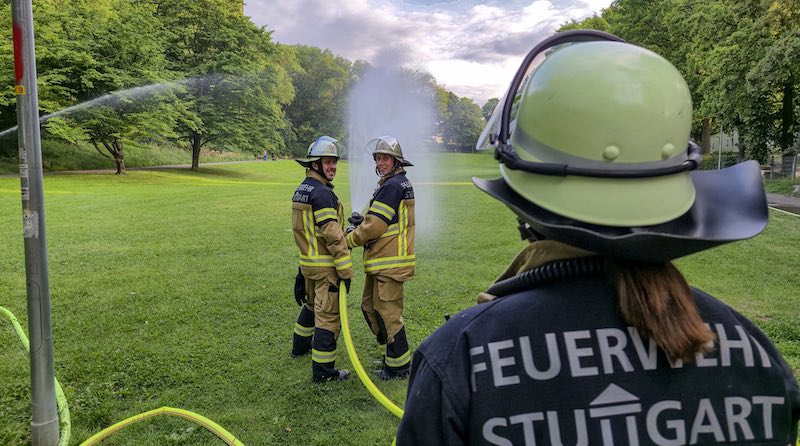 Löschübung der Feuerwehr Wangen auf einer Wiese im Park