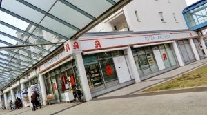 Blick aus der Passage am Sillenbucher Markt auf die Forum Apotheke
