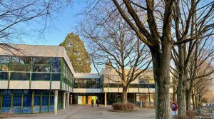 Blick auf den Haupteingang des GSG am 21.1.2026