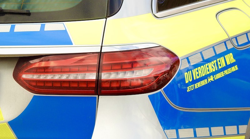 rechte Rückleuchte eines Polizei-Mercedes