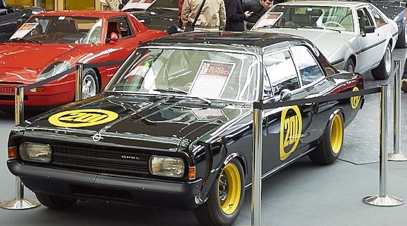 schwarzer getunter Ople Rekord C