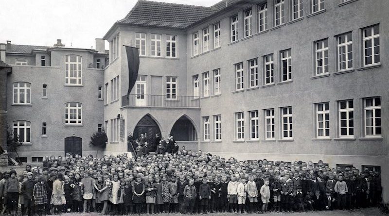 Schüler vor der neuen Schule in Hedlfingen bei deren Eröffnungsfeier 2028