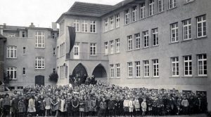 Schüler vor der neuen Schule in Hedlfingen bei deren Eröffnungsfeier 2028