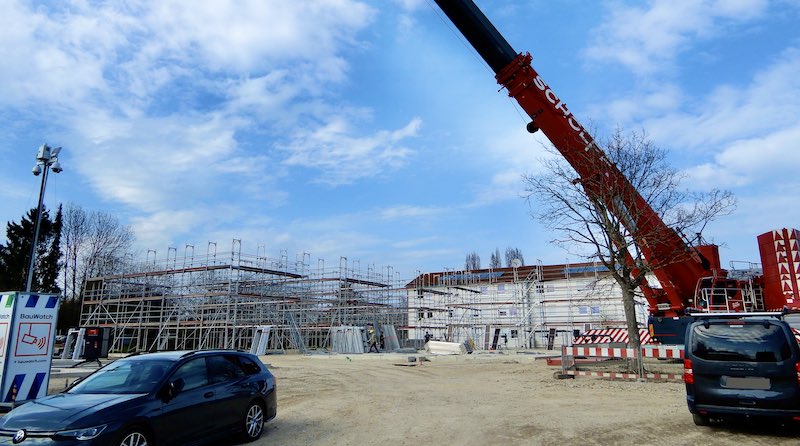 Blick von der Bernsteinstraße auf die Baustelle am Asyldorf Heumaden am 10.3.2026