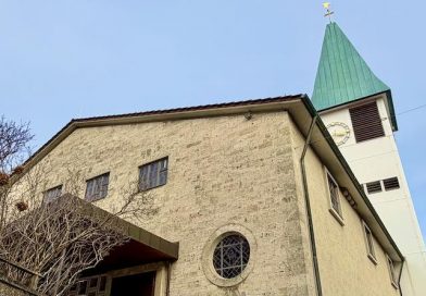Blick von der Hauptstraße hinauf zur Bartholomäuskirche in Kemnat