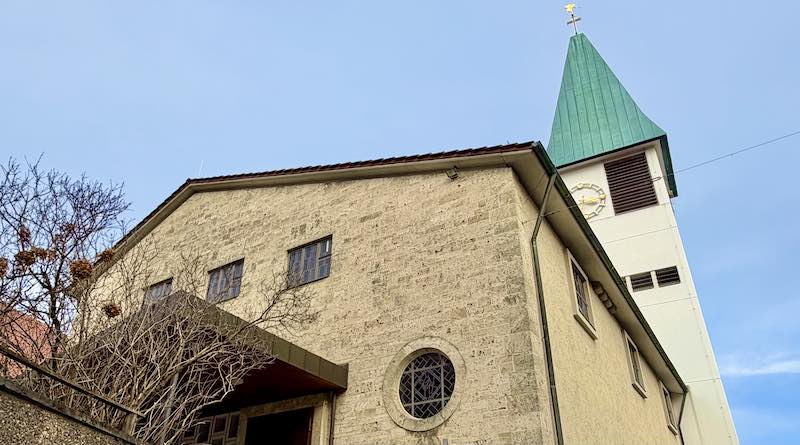 Blick von der Hauptstraße hinauf zur Bartholomäuskirche in Kemnat