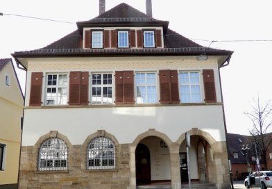 Blick von der Amstetter Straße auf die Eingangsseite des Bezirksrathauses Hedelfingen